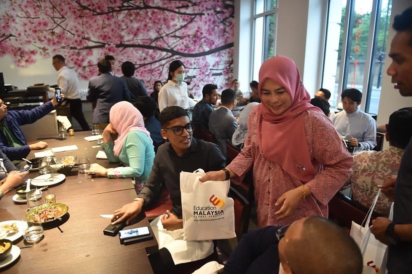 PoliticoMy's tweet photo. SENARAI MENTERI DI LUAR NEGARA

DI JEPUN
- @IsmailSabri60 
- @AzminAli 
- @saifuddinabd 
- @DatukSaravanan 
- @official_kassim 
- @PejaOfPerak 

DI SWITZERLAND
- @Khairykj 
- @tzafrul_aziz 

DI LONDON
- @RadziJidin 
- @DrNorainiAhmad 

DI FRANCE
- @AnnuarMusa (last update 18 Mei) https://t.co/cVb0aPgWwd