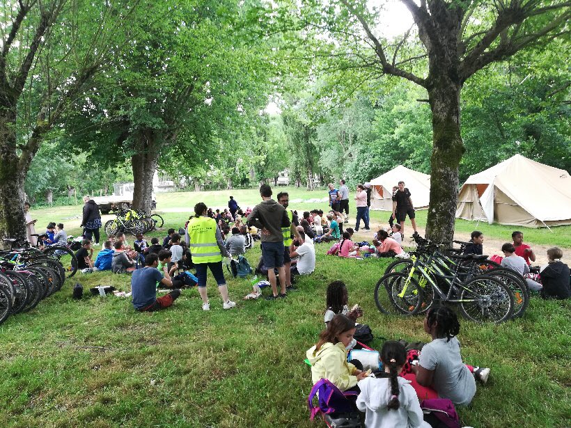 BellemeFranck's tweet photo. 70 élèves de l’école J. Zay du #REP de Niort se déplacent à vélo pour vivre 3jrs de camp #USEP à Sansais la Garette ⛺️. Météo incertaine, mais 👏 aux élèves pour la bonne humeur et l’engagement! 🙏 aux accompagnateurs. 
☑️ Etape 3 du #SRAV 
@usep_79 
@leclercarno 
@Mairie_Niort https://t.co/vzIWgcovD7