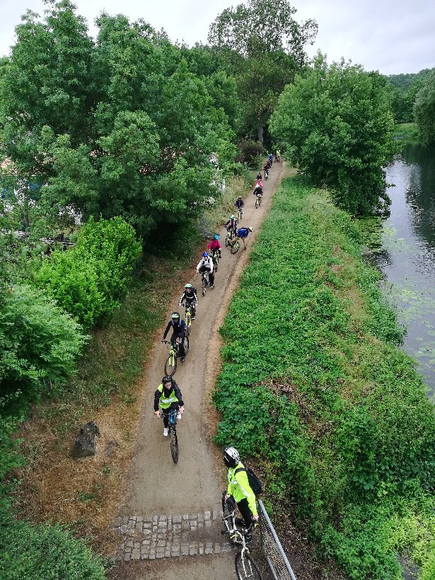 BellemeFranck's tweet photo. 70 élèves de l’école J. Zay du #REP de Niort se déplacent à vélo pour vivre 3jrs de camp #USEP à Sansais la Garette ⛺️. Météo incertaine, mais 👏 aux élèves pour la bonne humeur et l’engagement! 🙏 aux accompagnateurs. 
☑️ Etape 3 du #SRAV 
@usep_79 
@leclercarno 
@Mairie_Niort https://t.co/vzIWgcovD7