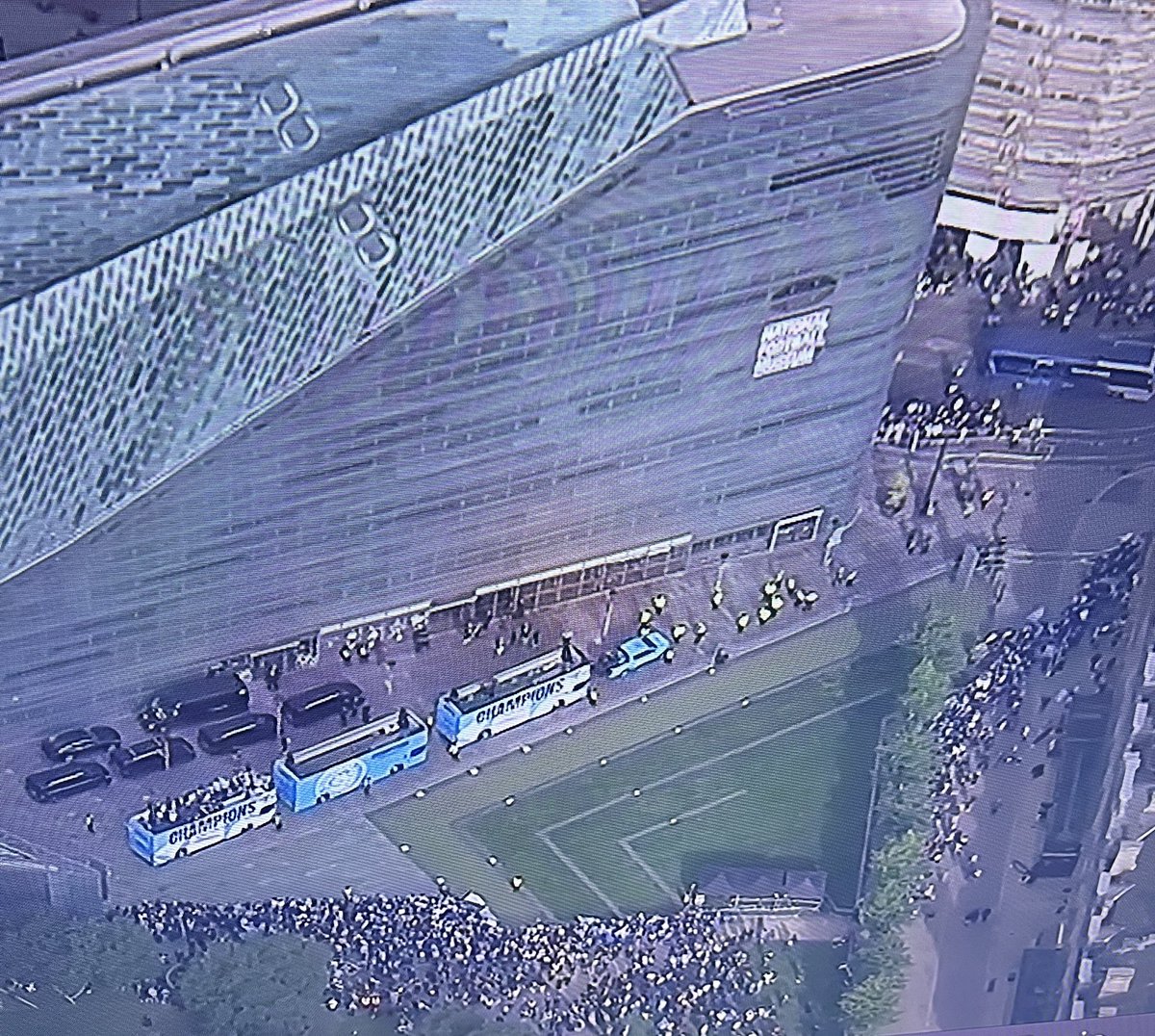 KopAce74's tweet photo. Lining the streets they are 🤣🤣🤣 https://t.co/4ZMIMUdygQ