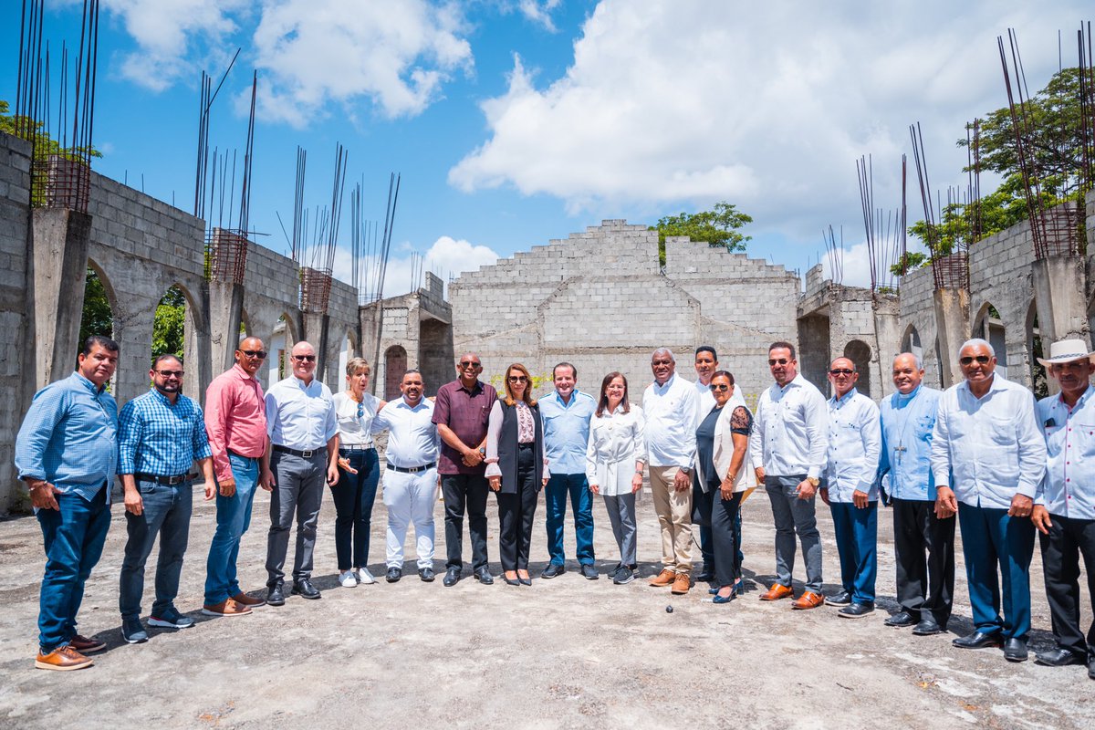 JosePaliza's tweet photo. En Villa Isabela acabamos de entregar aportes por 20 millones de pesos para la construcción de la iglesia Santa Isabel, además de la capilla en la comunidad de la Cabía. En el acto fue reconocida como Huésped Distinguida, Dña. Lourdes Herrera Reinoso.

📍Prov. Puerto Plata https://t.co/SFj80AbIIG