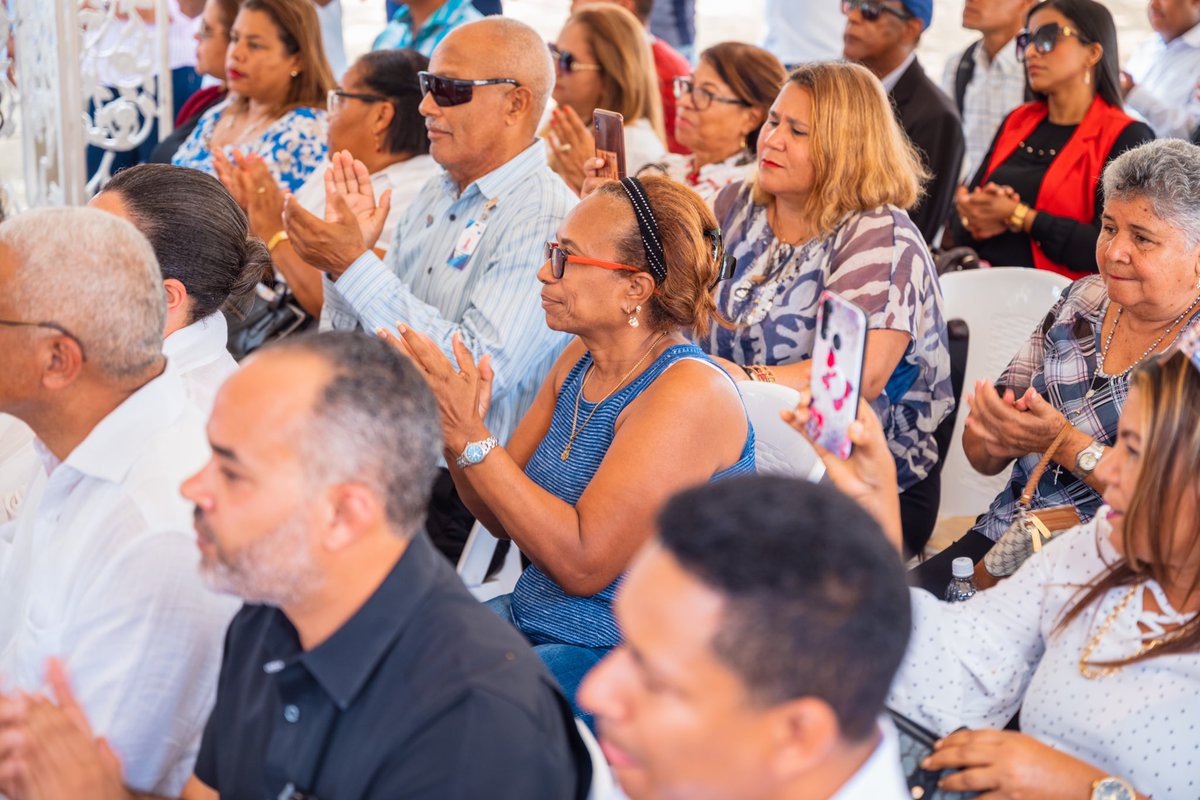 JosePaliza's tweet photo. En Villa Isabela acabamos de entregar aportes por 20 millones de pesos para la construcción de la iglesia Santa Isabel, además de la capilla en la comunidad de la Cabía. En el acto fue reconocida como Huésped Distinguida, Dña. Lourdes Herrera Reinoso.

📍Prov. Puerto Plata https://t.co/SFj80AbIIG