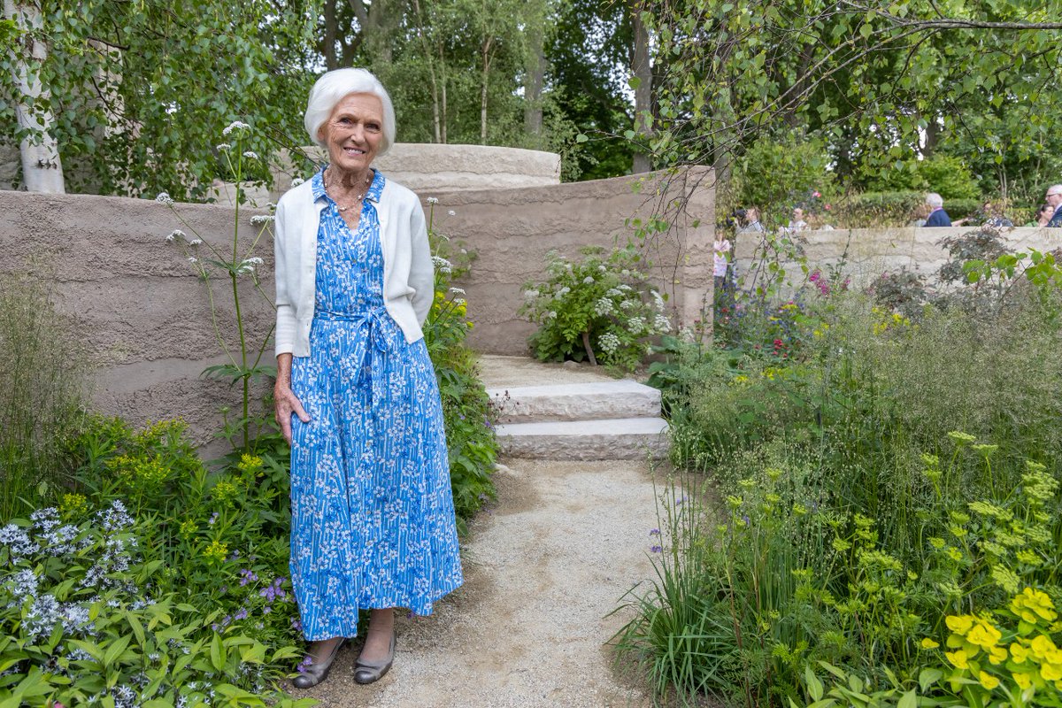 MindCharity's tweet photo. We had some wonderful visitors to The Mind Garden at @The_RHS #ChelseaFlowerShow today!

We’re so pleased to see people take some time in @AndySturgeon's sanctuary, designed to reflect how it can feel to open up to others about your mental health.

Some photos from today 👇📷 https://t.co/BeDk67Vayc