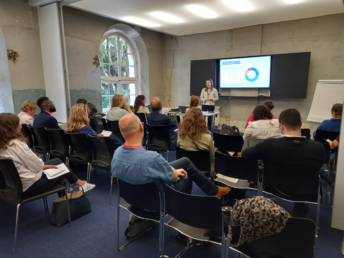 solidatech's tweet photo. Les assos présentes à l'après-midi #LesWaldeck du @lemouvementasso ont pu assister à un atelier "Quelle est la maturité numérique de mon asso ?" animé par Zoé de #Solidatech 💪😀 
L'occasion de présenter notre outil d'autodiagnostic numérique👉https://t.co/JJSdwPDizG https://t.co/IHKv2buuuV