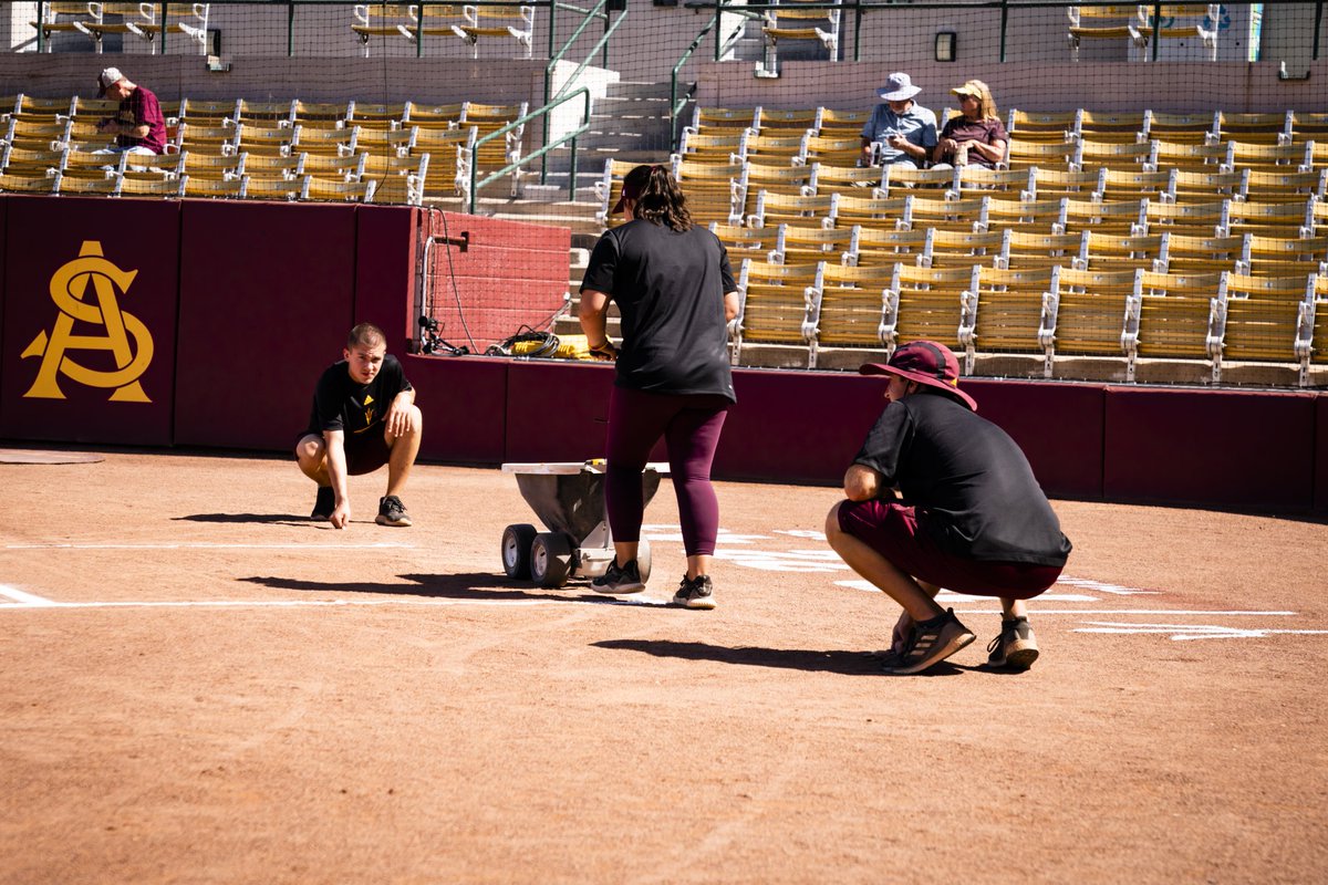 ASU_gcs's tweet image. Calling all @ASUSoftball fans to pack #ClubFarrington this weekend to watch your favorite softball team (and grounds crew) take on Northwestern in Super Regionals #ForksUp

📷: @Katie_MacCrory