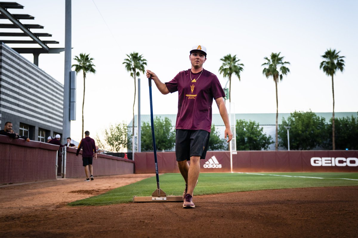 ASU_gcs's tweet image. Calling all @ASUSoftball fans to pack #ClubFarrington this weekend to watch your favorite softball team (and grounds crew) take on Northwestern in Super Regionals #ForksUp

📷: @Katie_MacCrory