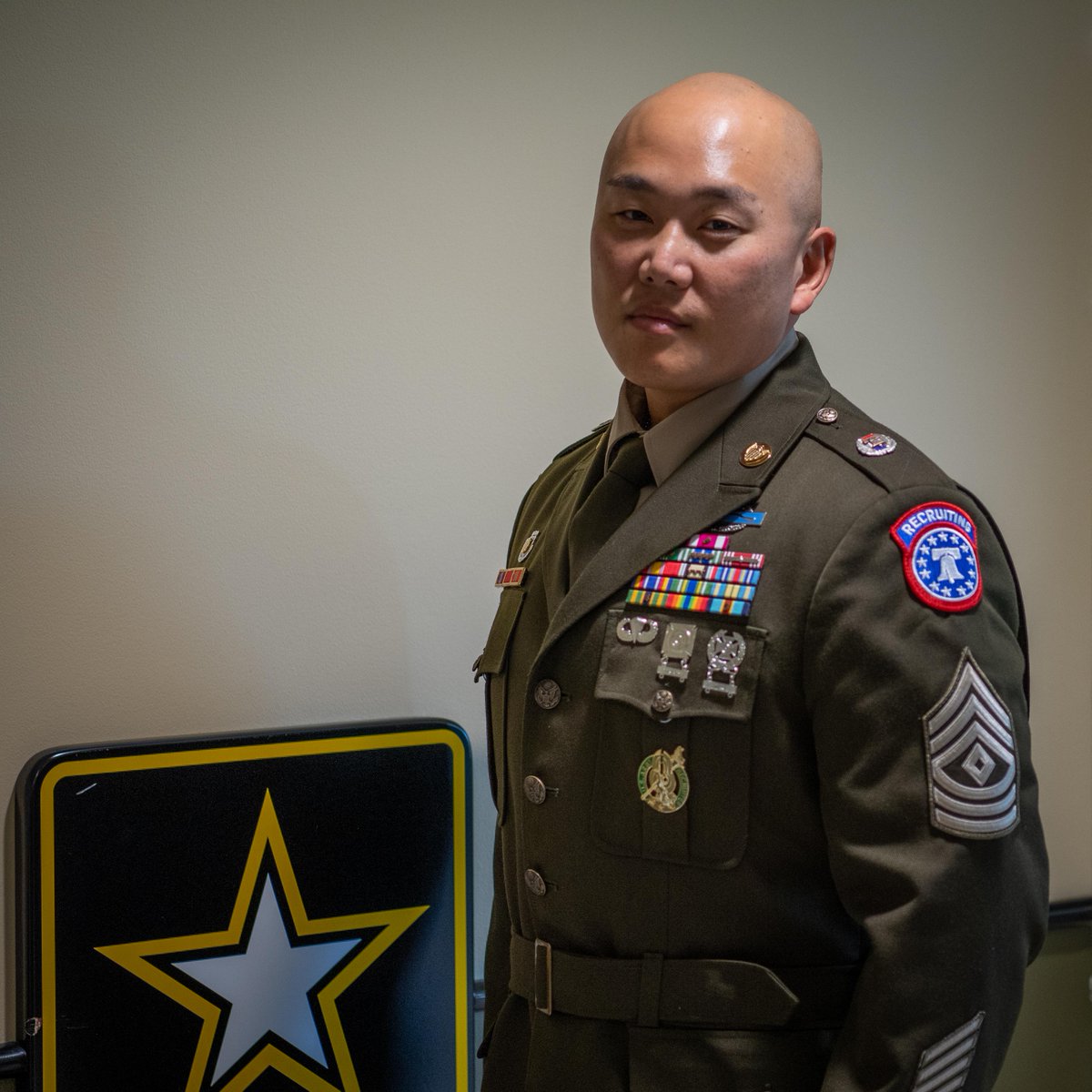 Meet 1SG Seijin Garrido, born in Daegu, Korea. he enlisted in the <a href="/USArmy/">U.S. Army</a> in July 2001 and attended basic training at @FortBenning. He currently serves #USAREC as a company 1SG with the Southern California Recruiting Battalion. 

#MeetYourRecruiter | #AAPHIM
@tradoc <a href="/6th/">.</a> Brigade