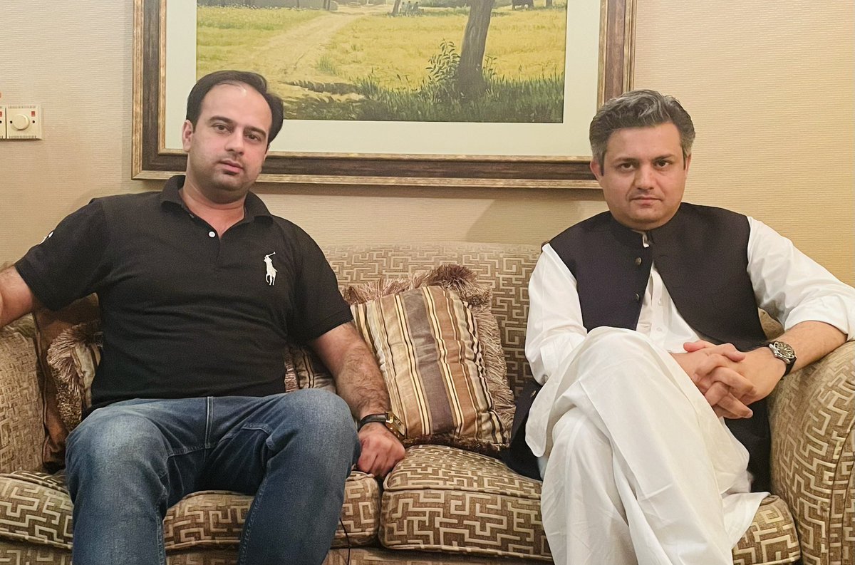 Zain_Journalist's tweet photo. اب سے کچھ دیر پہلے حماد اظہر سے ملاقات ہوئی، تحریک انصاف کے پاس لانگ مارچ کے لیے پلان A,B,C سب تیار ہے، اس دفعہ بھی عمران خان حکومت سے کئی قدم آگے چل رہے ہیں، جو عمران خان کا پلان ہے وہ شاید حکومت کی سوچ بھی نہیں۔
@Hammad_Azhar @PTIofficial https://t.co/9kkWIKuck4