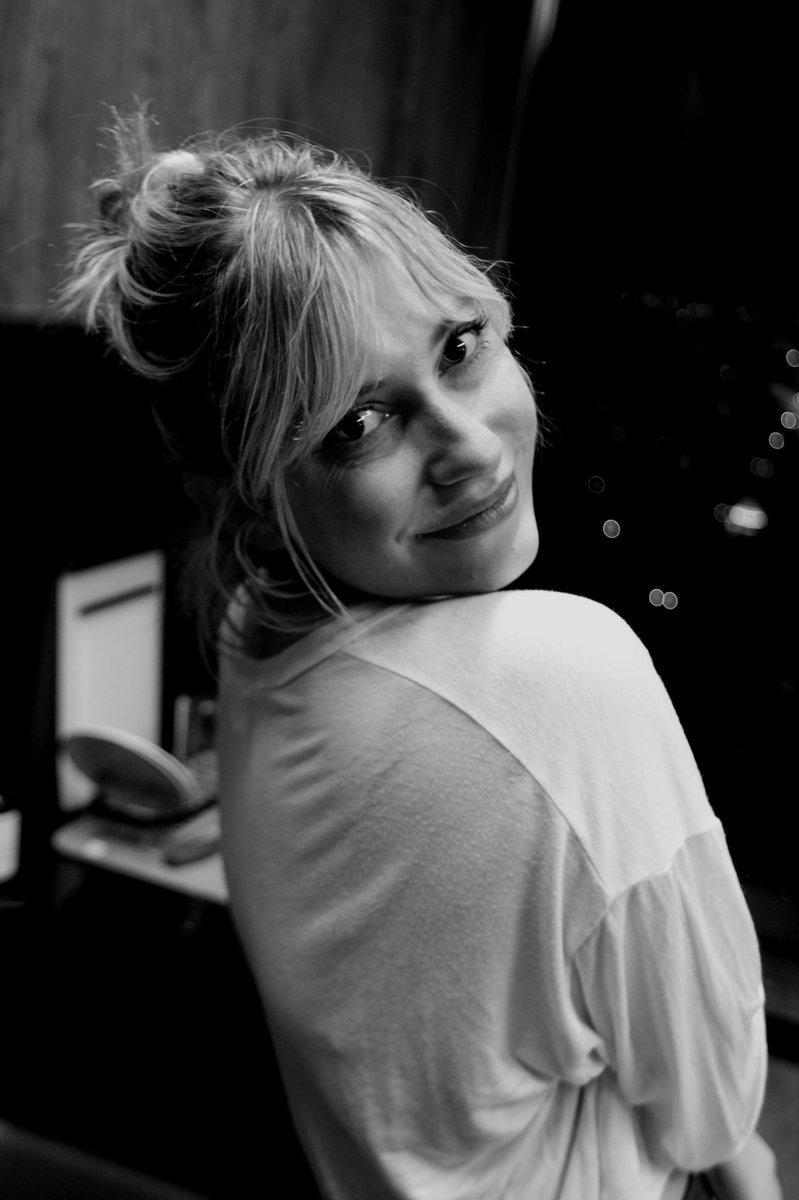 i posted this already but can we just appreciate the beauty in this woman