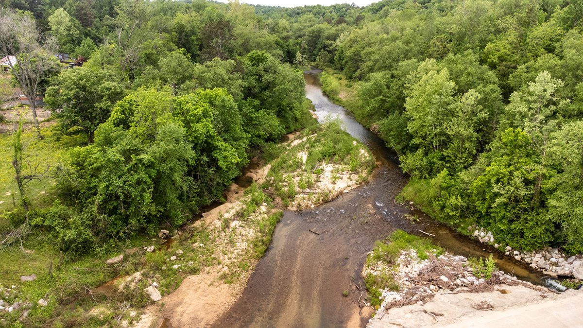 CDMedia15's tweet photo. Drone photos of a property that recently closed in North Arkansas. #Arkansas #realestate #SmallBusiness #cleareddirectmedia #dronephotography https://t.co/xfLQqEcw9d