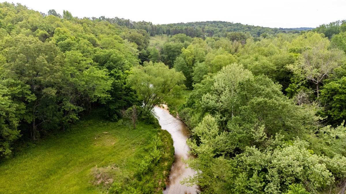CDMedia15's tweet photo. Drone photos of a property that recently closed in North Arkansas. #Arkansas #realestate #SmallBusiness #cleareddirectmedia #dronephotography https://t.co/xfLQqEcw9d