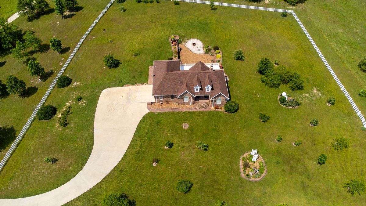CDMedia15's tweet photo. Drone photos of a property that recently closed in North Arkansas. #Arkansas #realestate #SmallBusiness #cleareddirectmedia #dronephotography https://t.co/xfLQqEcw9d