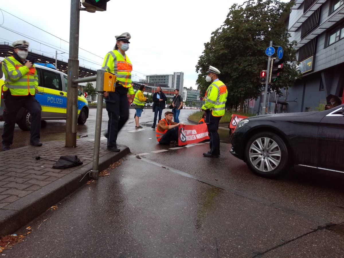 CharakterZeigen's tweet photo. Mut, Angst und Aggressionen: Was passierte heute bei der Straßenblockade des @AufstandLastGen in Stuttgart?

(Blockadegründe: #KlimakriseISTjetzt, ungenügende Politik, immense Gefahr, derzeit Hitze-Dürre-Flut-Cholera in Indien/Pakistan, Zeitdruck ...)
1/6 https://t.co/d2lCiFc3i2