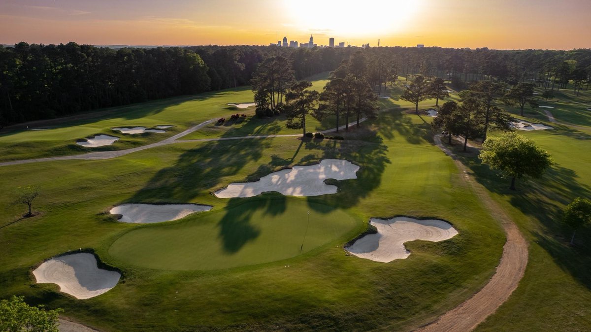 bradgolfs's tweet photo. #mondaygolf so hard not to get out there and play #golf on a Monday 🔥 https://t.co/UaF1vUDSk9