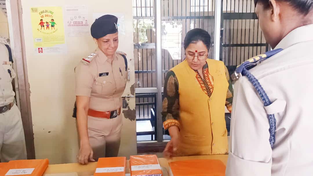 CP_INDORE's tweet photo. एडीजी महिला सुरक्षा शाखा  सुश्री रिचा प्रज्ञा मैडम के द्वारा किया गया महिला थाना इंदौर का आकस्मिक निरीक्षण।थाने की कार्यप्रणाली की समीक्षा करते हुए महिला थाना द्वारा चलाई जा रही विभिन्न सामाजिक गतिविधियों की सराहना की। 
@CMMadhyaPradesh #indorepolice https://t.co/kkiptddneN