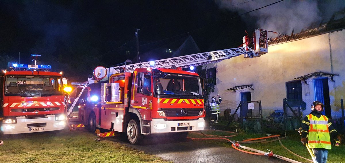 SDIS_18's tweet photo. Hier, dans la nuit de dimanche à lundi, les #pompiers18 sont intervenus pour un incendie d'une habitation totalement embrasée sur la commune de #Garigny.
👉Pas de victime
👉3 lancés incendie nécessaires
👉2️⃣0️⃣👩🚒👨🚒 mobilisés
📸 Gaël Metenier - Sdis18 https://t.co/zrXdj0hdO2