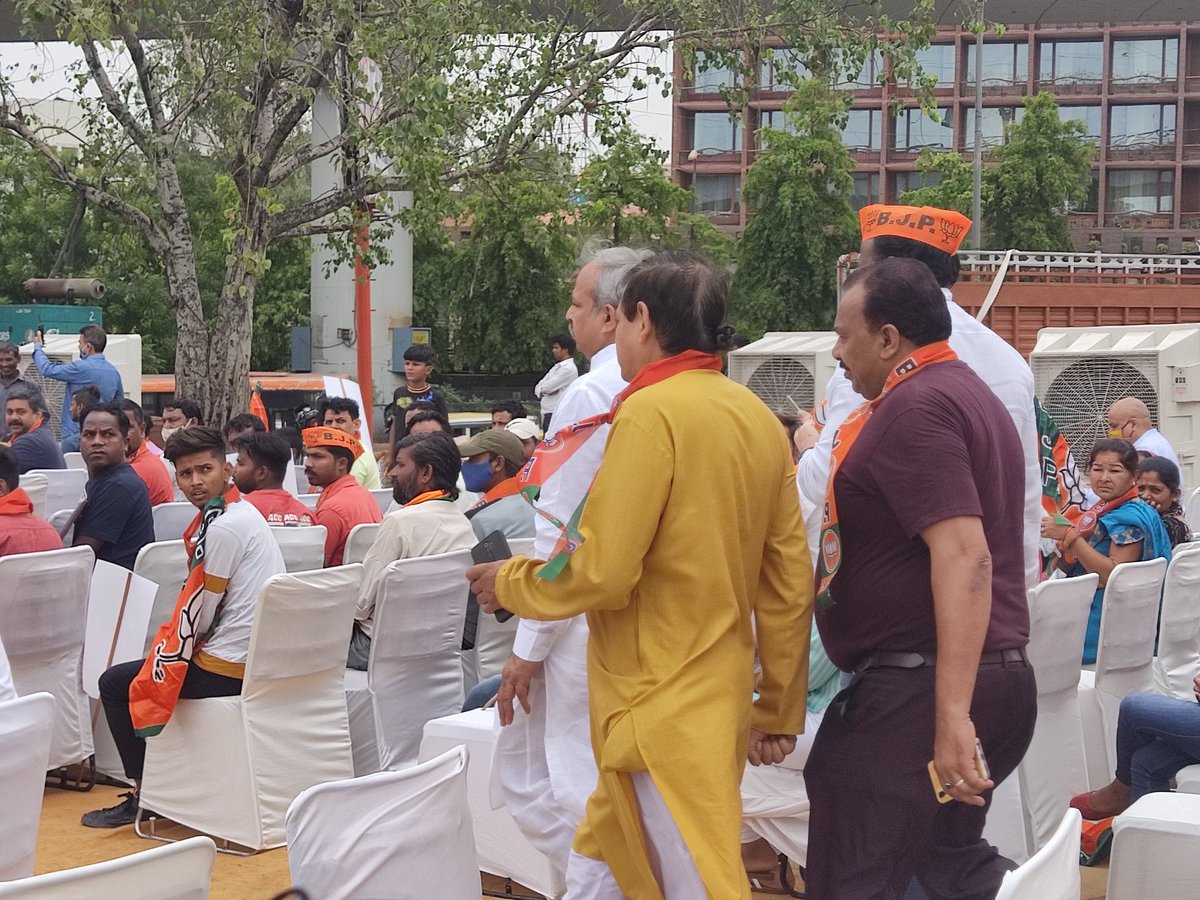 dkrajput9892's tweet photo. पानी की समस्या को लेकर जन आंदोलन , भारतीय जनता पार्टी दिल्ली प्रदेश अध्यक्ष आदेश गुप्ता जी  मीडिया से वार्तालाप  करते हुए एवं दिल्ली विधानसभा नेता प्रतिपक्ष श्री रामवीर सिंह विधूडी जी  और आज मुझे भी मौका मिला इस आंदोलन में शामिल होने का 
@adeshguptabjp @RamvirBidhuri @BJP4Delhi https://t.co/AoTlCvLkkf