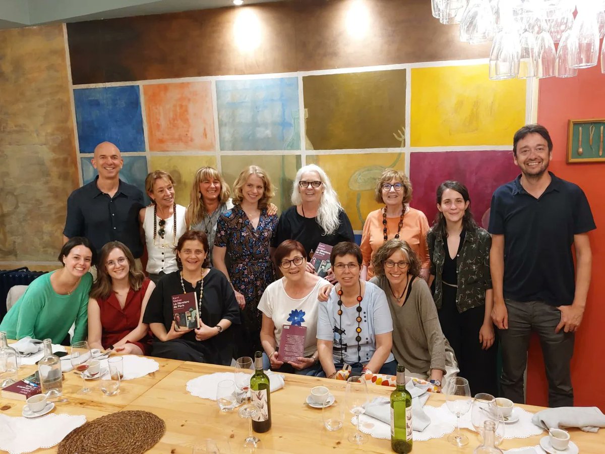 LlibreriaLAltel's tweet photo. Un dinar de luxe. Compartit amb la Kerri Maher i amb llibreteres amigues. La conversa entorn "la llibretera de París". Un llibre basat en la vida de la Sylvia Beach, la llibretera de Shakespeare &amp; co. Una delícia per on desfilen escriptors com Joyce o Hemingway.
Gràcies! https://t.co/z5f3iqMwnz
