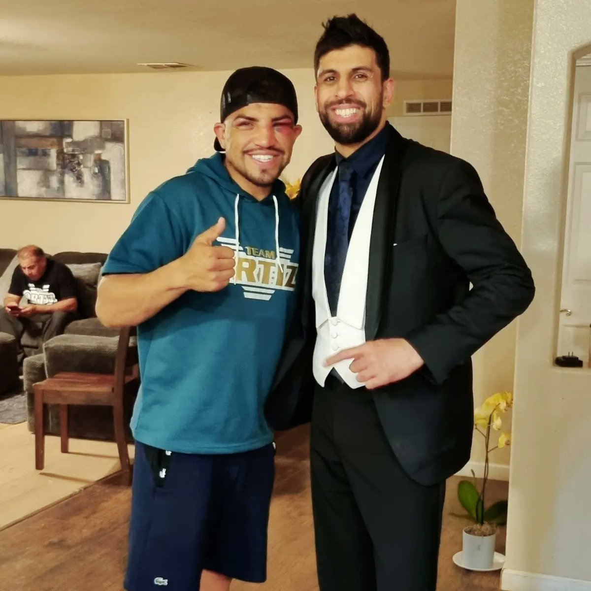 DrHitmanDaniel's tweet photo. Congrats to my brother @VICIOUSortiz on a good solid win on the weekend. Thanks to him &amp; his lovely family for all the love &amp; hospitality in wonderfully hosting a get together with some tremendous Mexican food. Great night with the lads 🇬🇧 🇺🇸 🇲🇽
And he can sing good too 🎶🎤 https://t.co/cyBemZcj5P