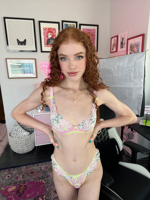 I&rsquo;m about to go 🌸LIVE🌸 on chaturbate!   Hit the link below to join me👇🏻  https://t.co/oUbRuLgTns https://t