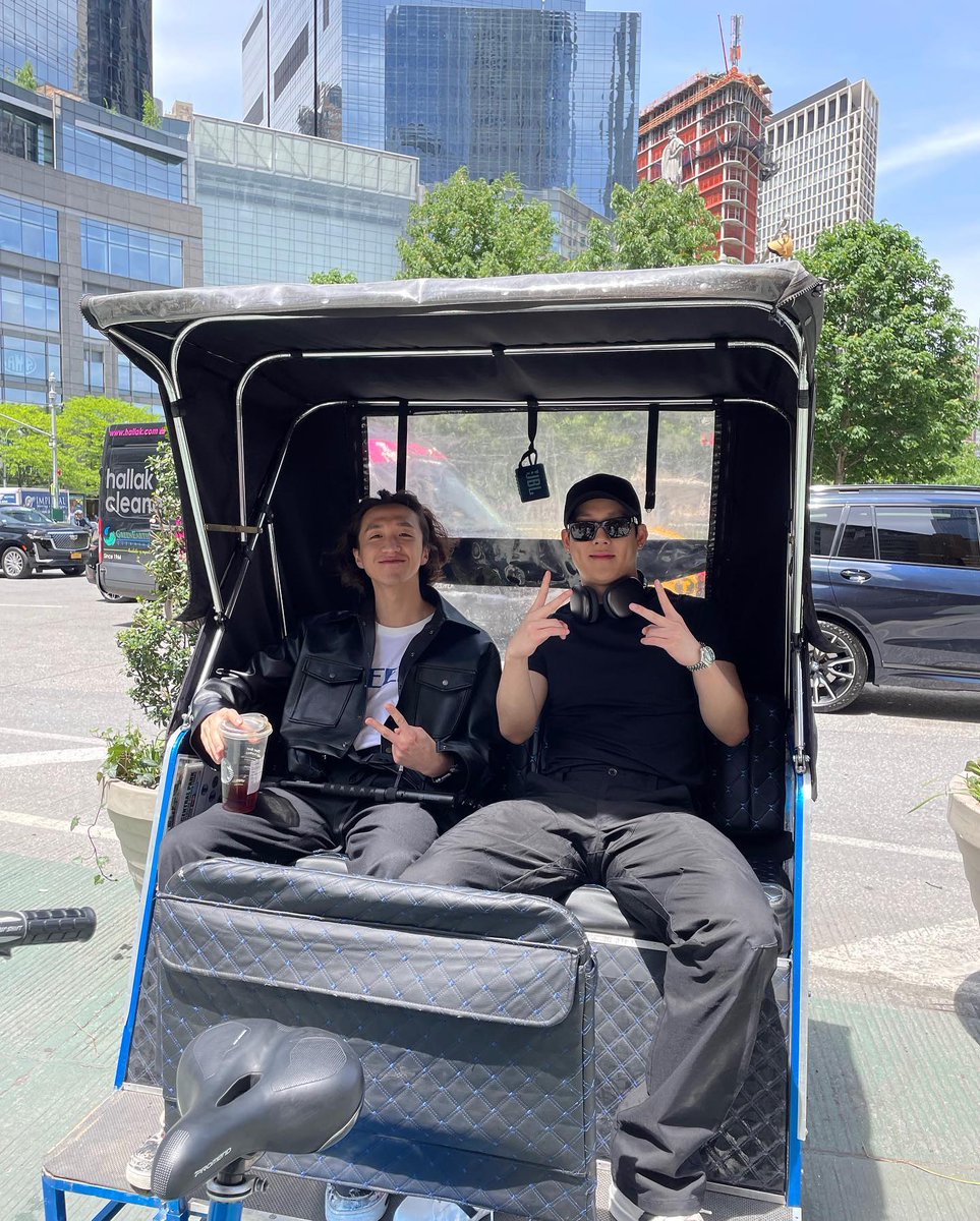 joohoneysupreme's tweet photo. #HONEYGRAM | 23.05.22
— Um dos dançarinos postou fotos com Jooheon em NY ♥️
🔗 https://t.co/mOzErhPvTf
#JOOHONEY | #JOOHEON | #주헌 | #MONSTAX | #몬스타엑스 | #ジュホン @OfficialMonstaX
~☔ https://t.co/pUAiJosKrF
