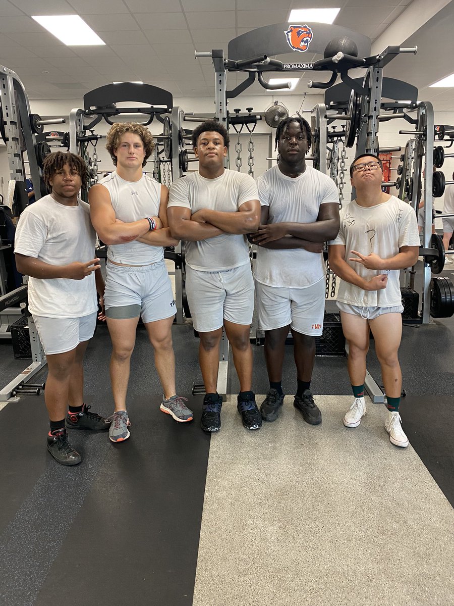 CoachRaffield's tweet photo. Absolutely and amazing Squat Testing Day for the Bears. No hibernation for @BridgelandFB   Just keep #WinTheDay. 5 over 500lbs including @dillan_botts setting a new @BridgelandCFISD record of 570lbs. https://t.co/MH8mkZA8dc