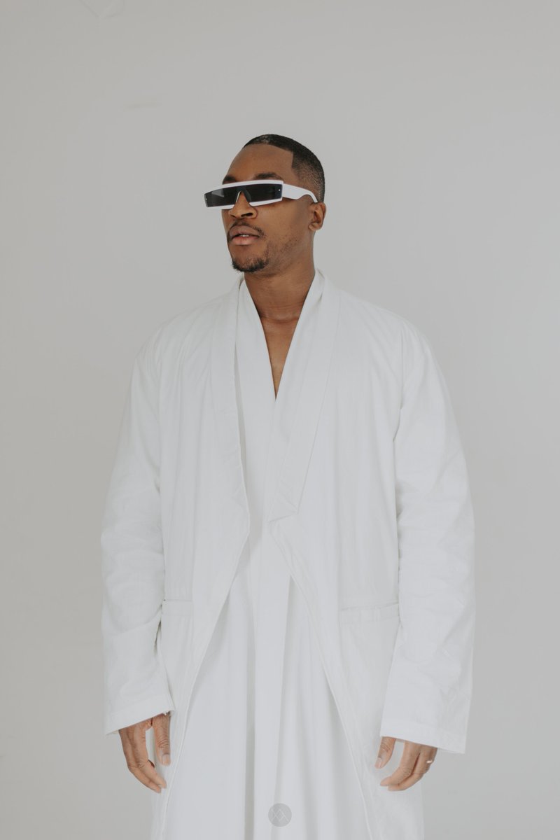 TheLexash's tweet photo. I also took these portraits of @akahnnani in the Editorial Trilogy “Angels Among Us”.
The Surrealist 
Styled by @YolandaOkereke 
Story, Direction and Photography by #thelexash https://t.co/6egQPRSfTS