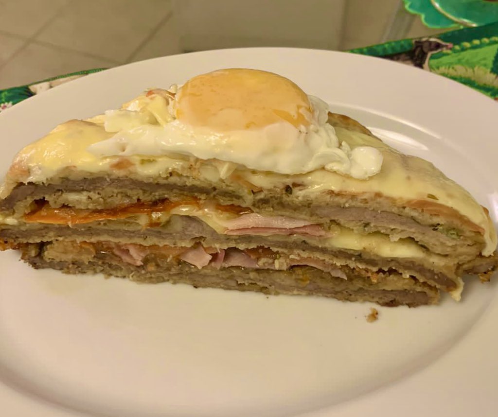 AdriBrodsky's tweet photo. Acá la porción de mi torta de milanesas ! Le podes agregar mas variedad de relleno y más capas de milanesas ! https://t.co/BVCi0GCVdD