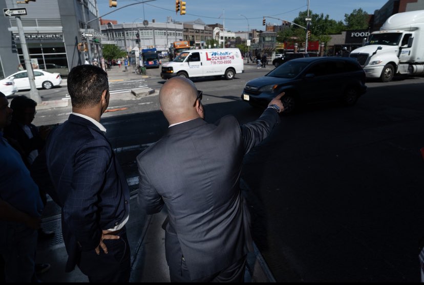 CMSalamancaJr's tweet photo. Having major thoroughfares in my district means traffic often backs up onto local side streets. 

Today, I conducted a walkthrough w/@NYC_DOT Commissioner Rodriguez to discuss traffic flow issues, the need for additional street lighting &amp; the prevalence of illegal truck routes. https://t.co/WaEsi0Aux6