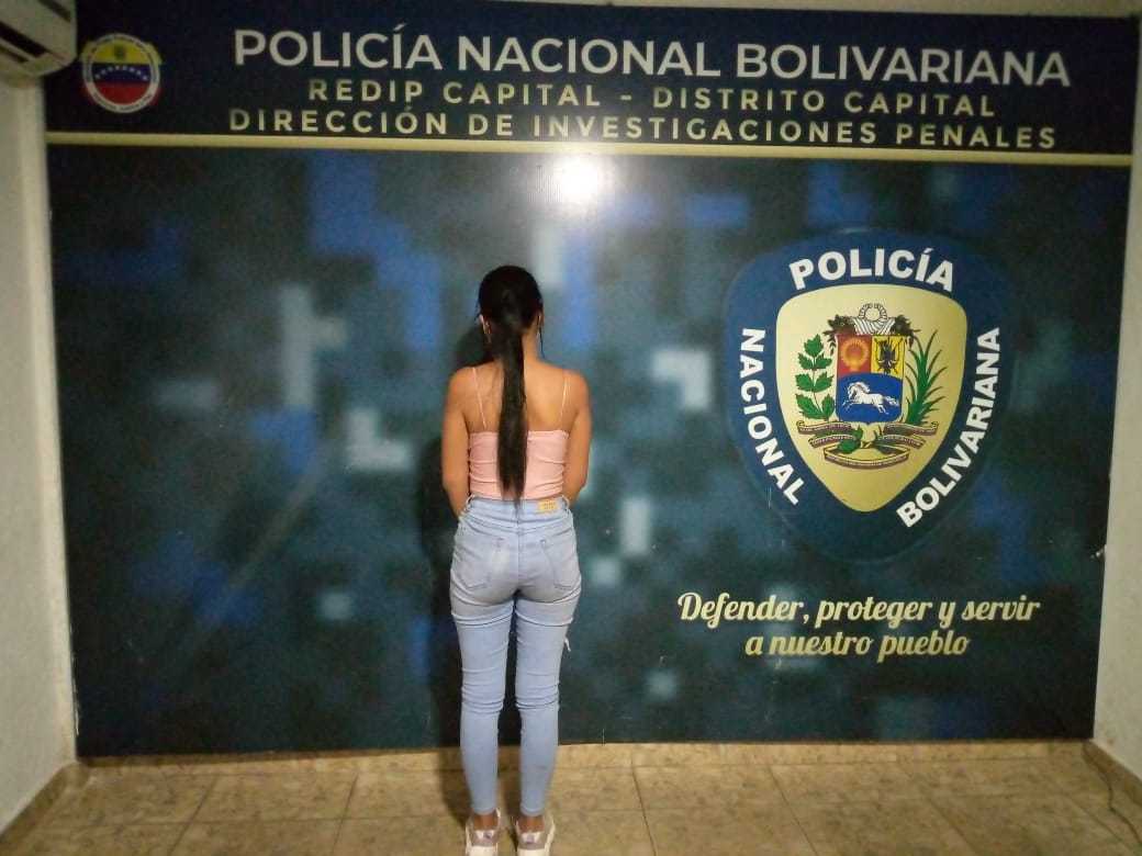 rcamachovzla's tweet photo. #Caracas Funcionarios de la DIP de la PNB detuvieron en flagrancia a Nahomi Aponte (18A), la cual se encontraba en compañía de una menor de edad con quien, presuntamente, formaban parte de una red dedicada a la explotación sexual de niños y adolescentes. Tras averiguaciones, https://t.co/bq4Z36WU7C
