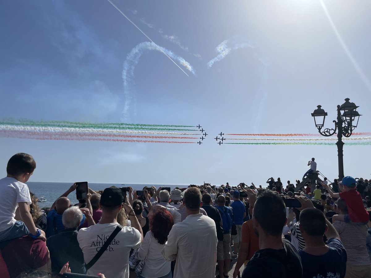 assoaeroarma's tweet photo. XXI #Raduno Nazionale dell'Associazione Arma Aeronautica #AviatoridItalia, 20-22 maggio 2022, #Alghero
Riviviamo i Concerti di chitarra classica del Maestro Rocchi e della Banda Militare #AeronauticaMilitare, #FrecceTricolori e la sfilata di radunisti!
#RadunoAAA #AAA70 #Sardegna https://t.co/BaEF9dNwfc