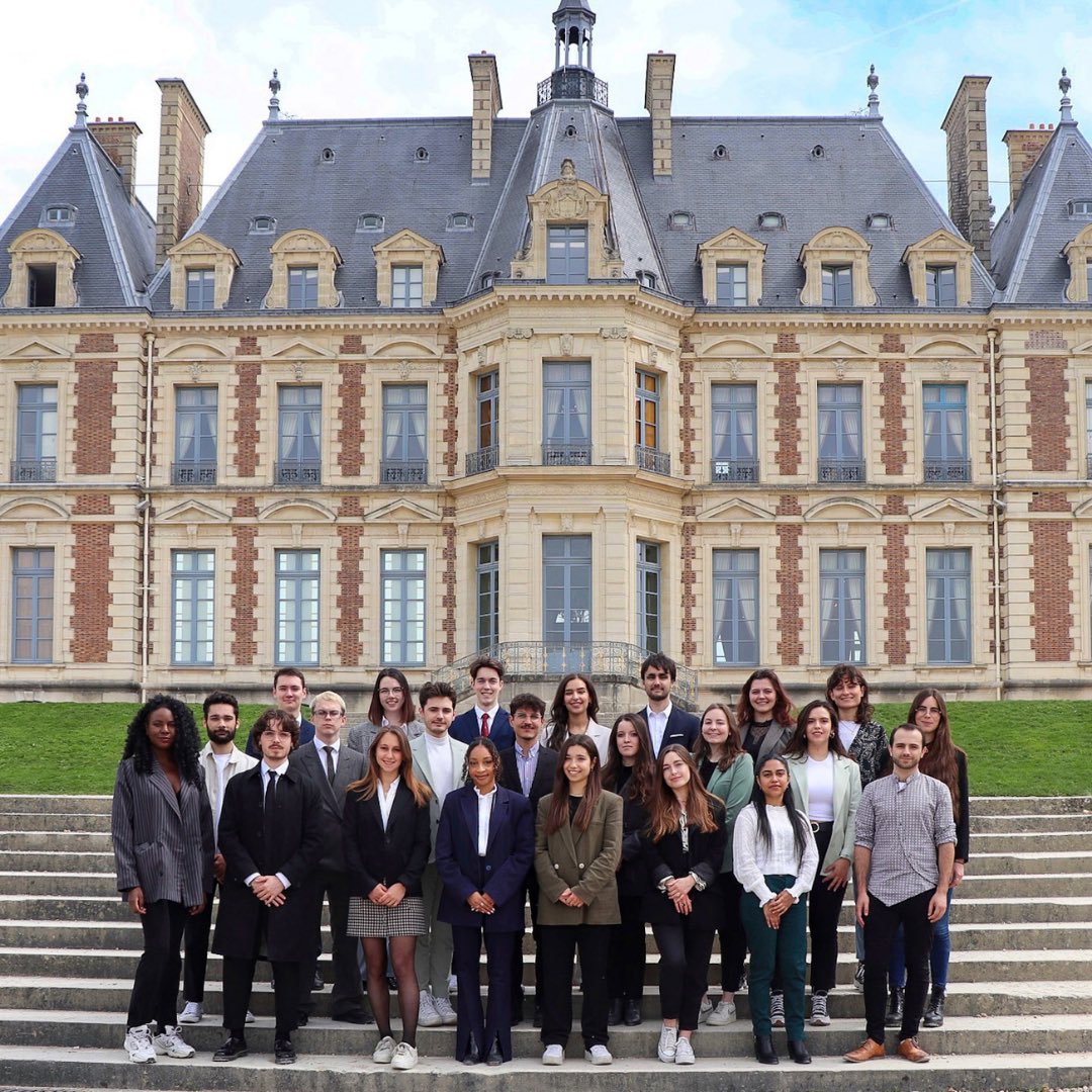 ☀️Vous l’attendiez ? La voici !! 

📸 Pour clôturer cette année universitaire, découvrez cette splendide photo de notre promotion 2021-2022.