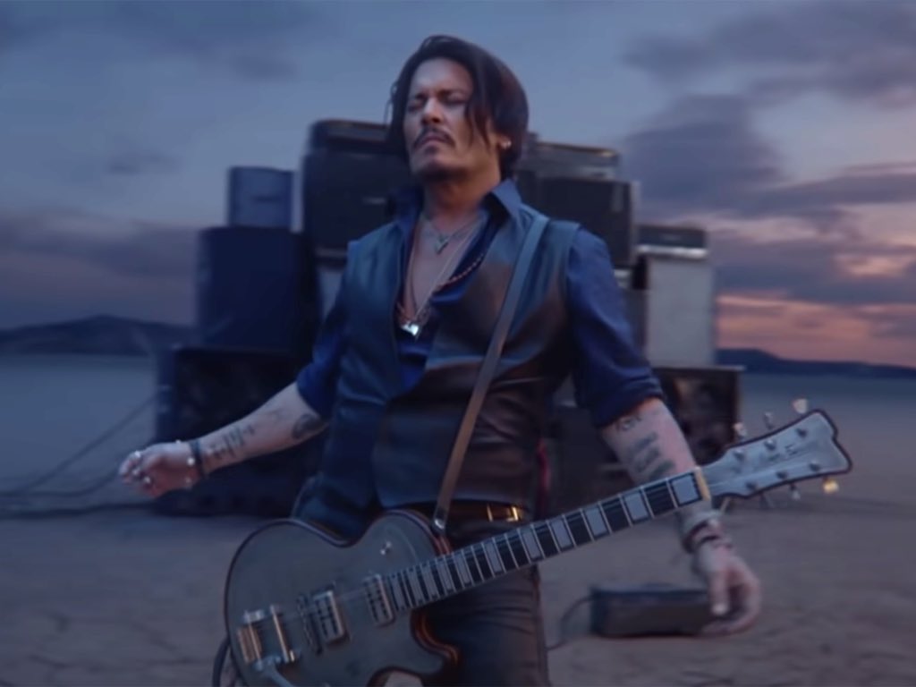 bitcoingoddess's tweet photo. #JohnnyDepptrial #JusticeForJohhnyDepp. When is JD’s team going to bring up that NO musician would ever hurt their own hands!??! #johnnydepp https://t.co/EQiGEKxCBN