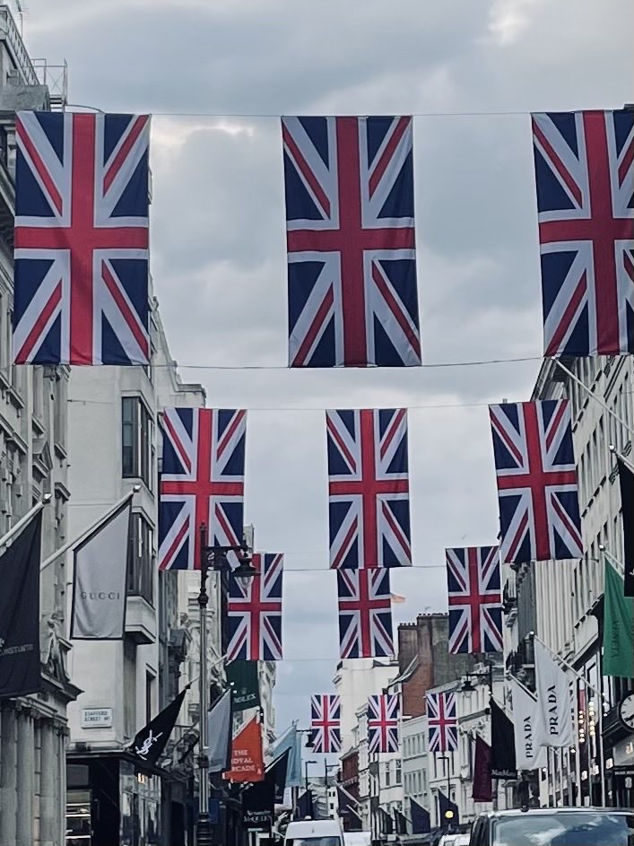 Bond Street tonight. I guess you either love this old flag or you don’t . Personally, I am crazy about it.