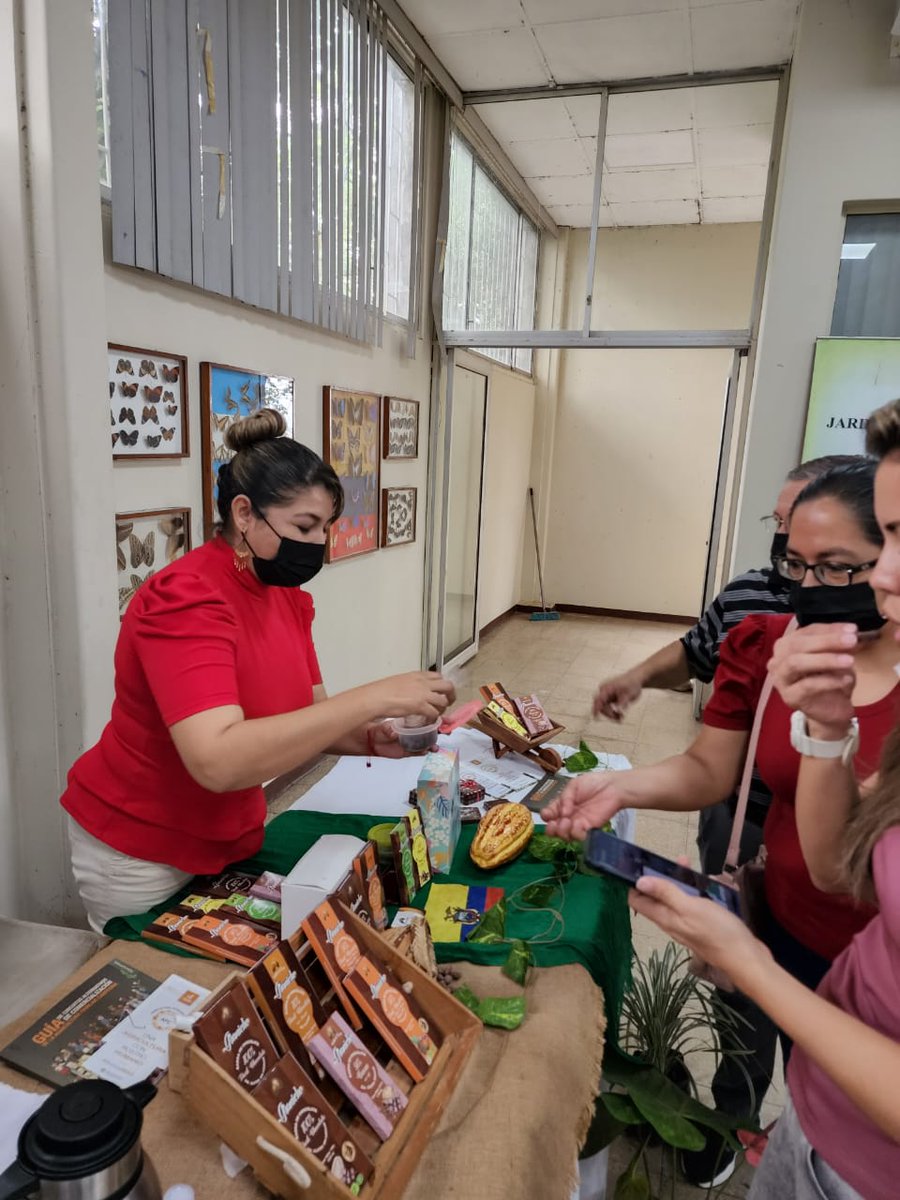JuanElPerez68's tweet photo. Guayaquil| En la feria de productores y emprendedores rurales de la #AFC Participan agricultores que reciben asistencia técnica y capacitación por técnicos del proyecto #PIATER 👉Con lo cual han logrado mejorar sus productos y obtener mayores ganancias.
¡#JuntosLoLogramos! https://t.co/9dzampge7q
