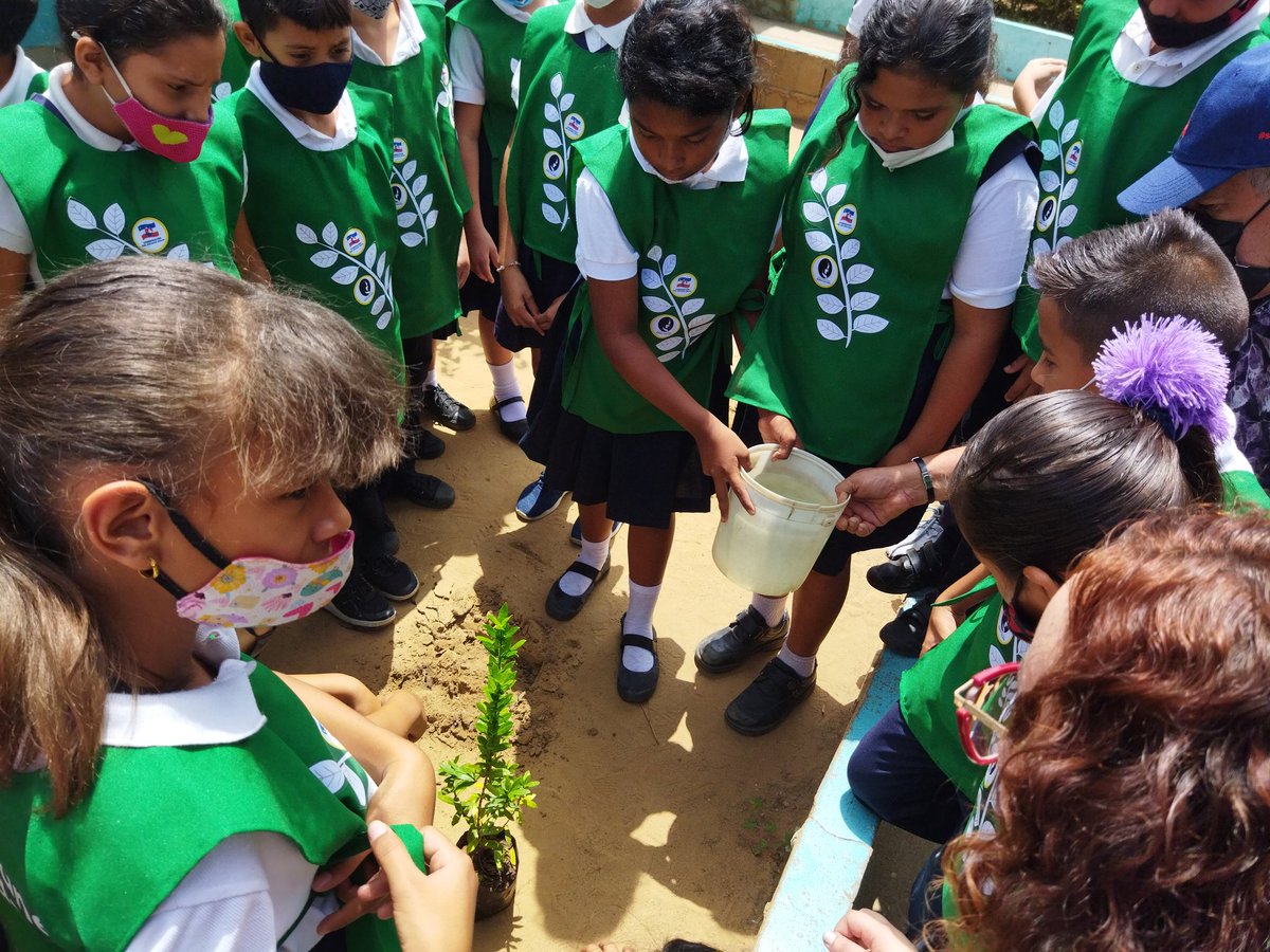 Hoy lunes empezamos la semana con una sesión escolar en la comunidad Barrio Torito Fernández, Parroquia Antonio Borjas Romero, #Maracaibo oeste. #educarEsLaTarea