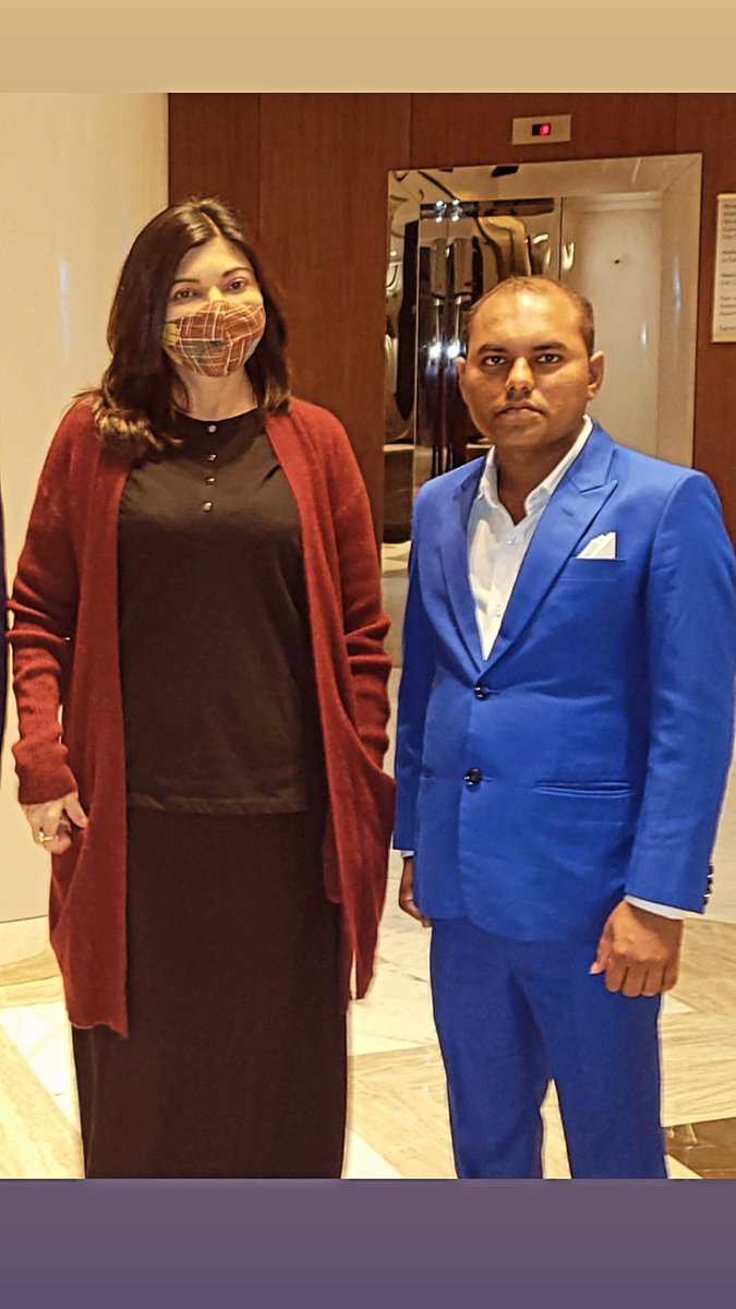 okil_786's tweet photo. #Celebrity - #Alka_Yagnik - Indian Playback Singer 
It’s a great pleasure to meet the well-known personality of the Bollywood and Queen of Melody.
#alkayagnik #therealalkayagnik #evergreenbeauty #versetilesinger #bollywoodcelebrity #melodiousvoice @alkayagnikmusic https://t.co/DnRIH2n2Gl