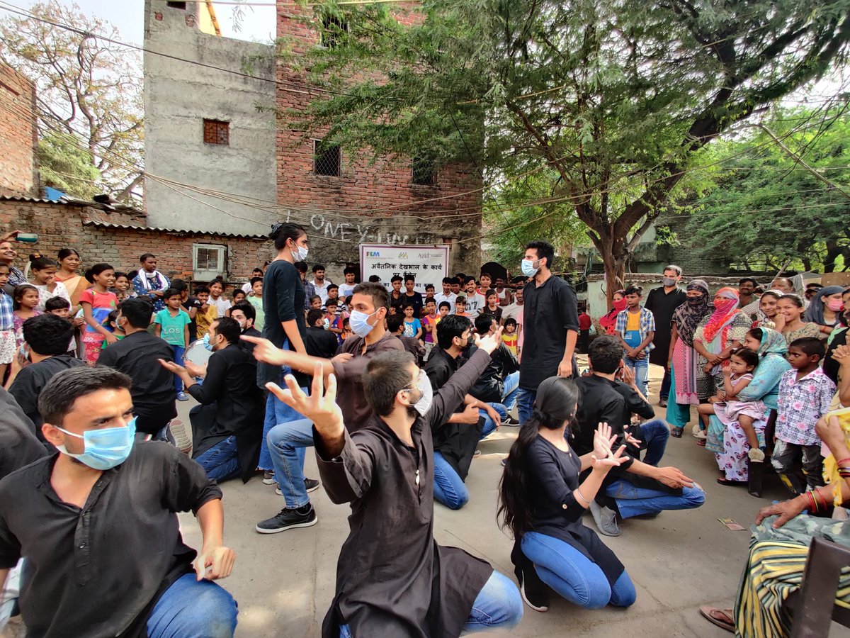 sukhmanch's tweet photo. Sukhmanch Theatre in association with @FoundationAzad performed its street play #Wajood at Railway Colony, Tughalaqabad, Delhi
------
Street play ‘Wajood’ directed by @ShilpiMarwaha  is written/developed by actors of #sukhmanchtheatre and they performed this street play as gratis https://t.co/OCp3TaYjwz