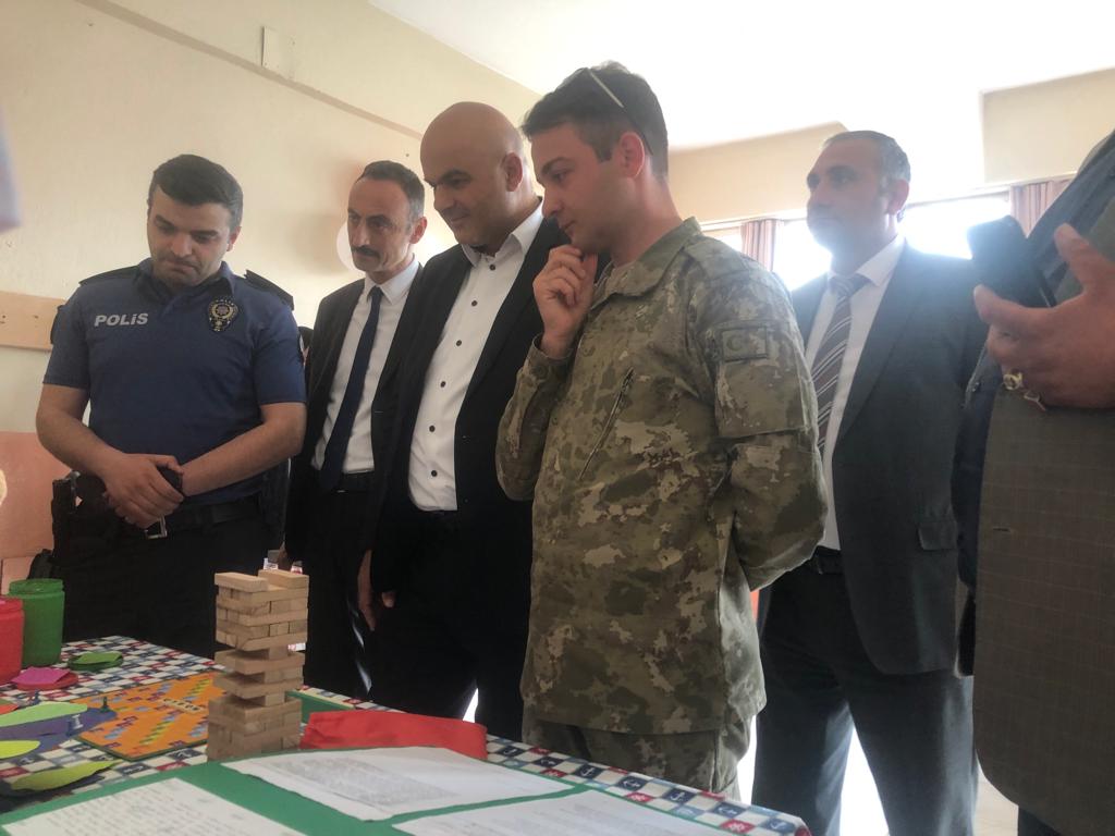 MemTuzluca's tweet photo. İlçemiz 100.Yıl Anadolu Lisesi tarafından hazırlanan TUBİTAK Bilim Şenliği açılışı yapıldı. Projelerde görev alan öğrencilerimiz tarafından açılışa katılan davetlilere bilgilendirme sunumları yapıldı. https://t.co/5VftgcYJHn