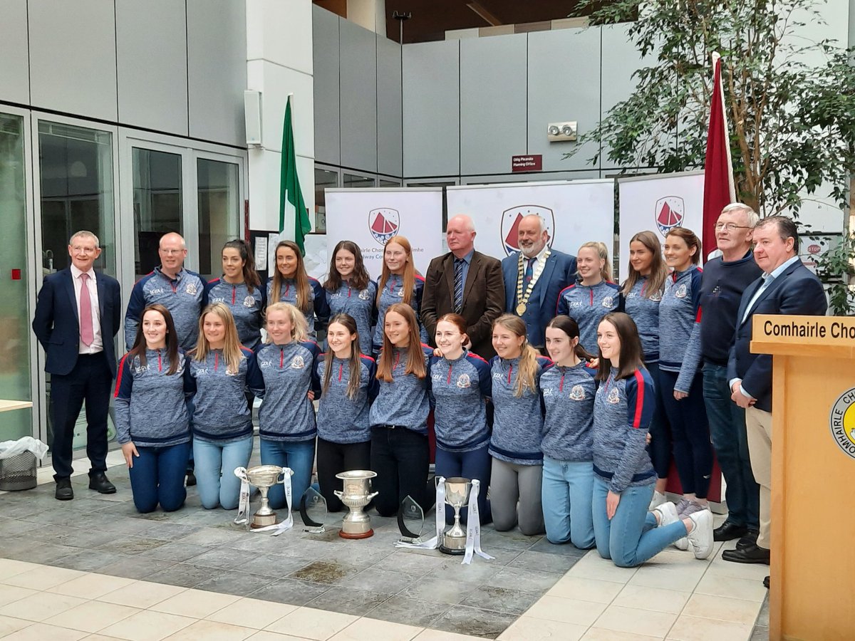 GalwayCoCo's tweet photo. Fáiltiú Cathartha do Chill Choirín / Cluain Bheirn, Seaimpíní i gCraobhchomórtas Sinsir Chlubanna na hÉireann sa bPeil.
Civic Reception this evening for Kilkerrin-Clonberne, All-Ireland Senior Club Football Championships Sporting Achievements 2022 #Gaillimh #Galway @KClgfa https://t.co/YZzraF2Osr