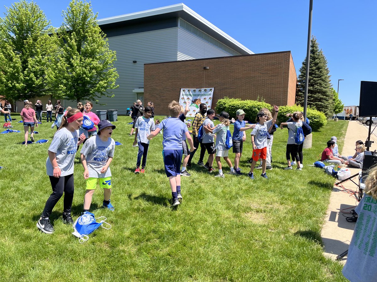MrsElaineEast's tweet photo. Dance party! 🕺 💃 #5thgradepicnic #joyfuljourney #5daysleft https://t.co/nTO9JYsa7B
