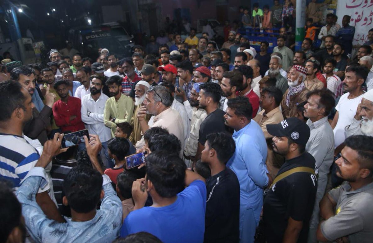 MQMPUpdates's tweet photo. پاک سرزمین پارٹی کے چیئرمین سید مصطفیٰ کمال نے  ڈسٹرکٹ کورنگی یوسی 22 میں حلقہ NA240# کے الیکشن آفس کا افتتاح کیا اور عوام سے خطاب کیا، اس موقع پر امیدوار برائے حلقہ این اے 240 شبیر احمد قائمخانی اور صدر ڈسٹرکٹ کورنگی نجم مرزا و دیگر موجود ہیں۔

@KamalPSP 
#PSP #MustafaKamal https://t.co/4RNSwZOKZq