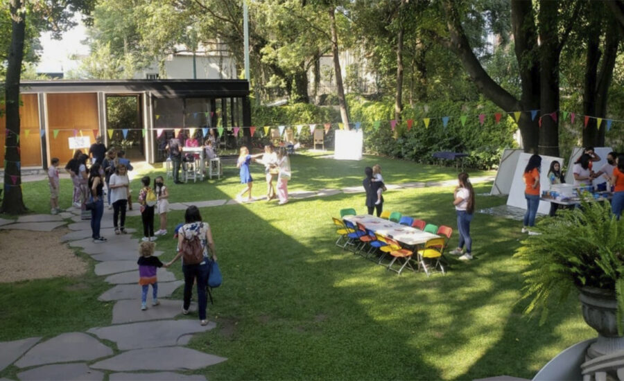 SaveChildrenMx's tweet photo. Junto con @defilanthropy realizamos el evento ‘Pintando su mundo’ para apoyar a la niñez en #Ucrania y crear conciencia sobre las dificultades que niñas y niños están sufriendo; además de recaudar fondos para ofrecerles una mejor calidad de vida. Más info👉🏾https://t.co/npR6kzOcAh https://t.co/YQbGMS2IDz
