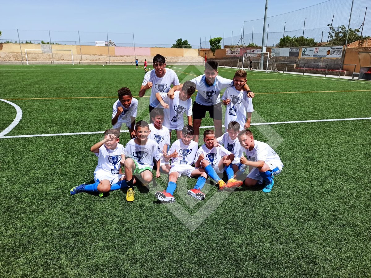 SEAEM_1925's tweet photo. #Base | 🏆 CAMPIONS! El Benjamí masculí A es va alçar amb el títol de Lliga a Preferent després de guanyar 1-3 al camp de l'Intercomarcal. Temporada gairebé perfecta de l'equip de Roger Marsà i Isaac Rosselló, amb 22 victòries, 1 empat i 3 derrotes. Enhorabona!

#partdelsomni https://t.co/5VSoonsp6B