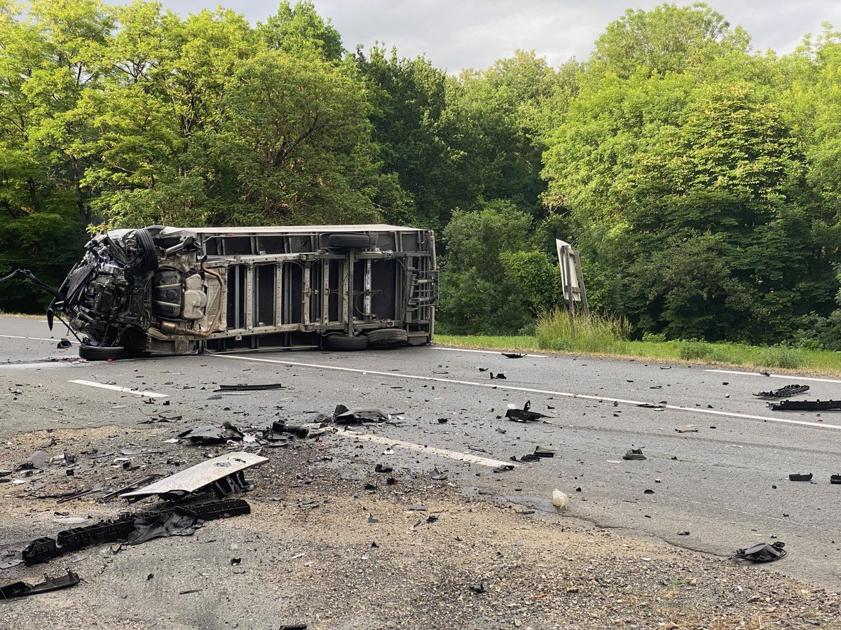 Gros accident sur la D612 entre #Realmont et #Albi. Un camion s’est déporté sur la voie opposée. Au moins un décès et deux blessés. Les secours sont sur place.