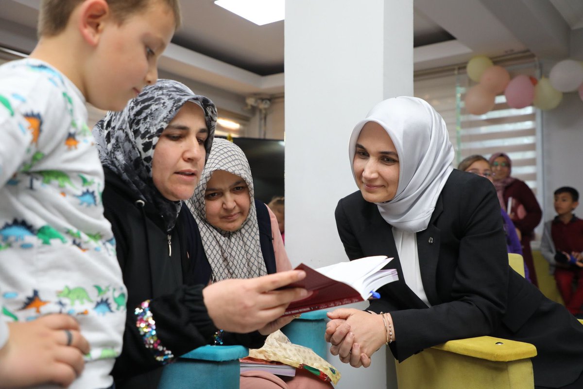 kubrayigitbasi's tweet photo. Hocalar Kadın Kültür Evi'mizde “Osmanlı Türkçesi” öğrenen kadınlarımızın azmi gerçekten takdire şayan. 

72 yaşında büyük bir heyecanla kursa katılan teyzemiz ise öğrenmenin yaşı olmadığını adeta kanıtlıyor. 

Kadınlarımızın emeği, gayreti bu şehri güzelleştiriyor. https://t.co/gMJE6JkeWV