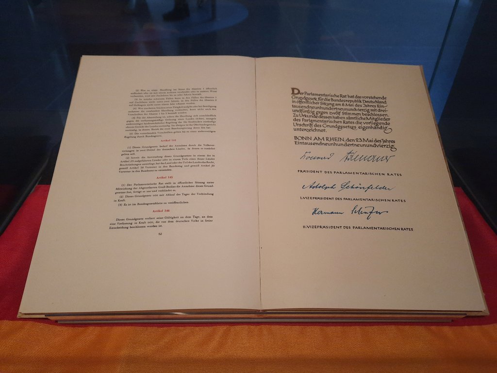 JR141520's tweet photo. Vor 73 Jahren, am 23. Mai 1949 wurde das Grundgesetz der Bundesrepublik Deutschland beschlossen. Nach Jahren der grausamen Nazi-Diktatur stellte es die Grundlage für ein neues, friedliches, demokratisches Deutschland.🇩🇪 https://t.co/LwVSW7L9Xf