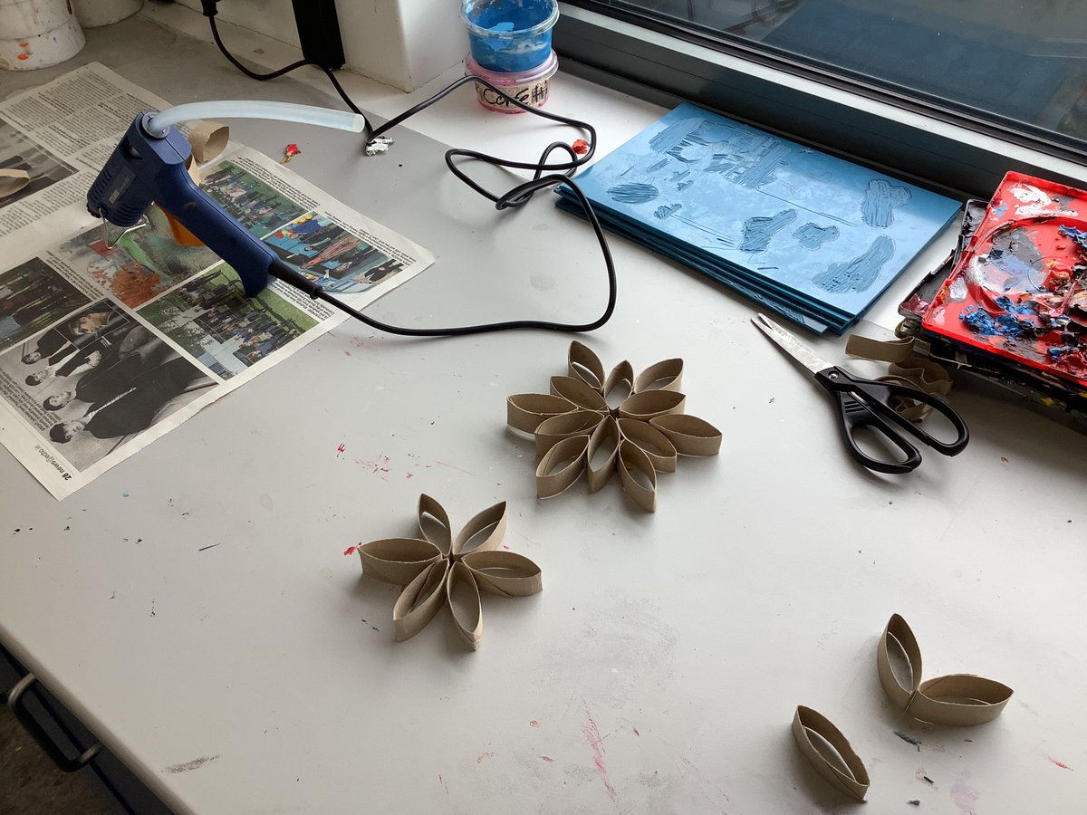 Oide_SarahMc's tweet photo. Rang Pankhurst finished their modelling module last week by constructing flowers out of recycled cardboard @Kingswoodcc16 https://t.co/r4TSLNBMpr