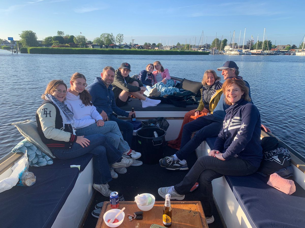 Ramses vierde zijn verjaardag, en natuurlijk deed hij dat samen met sloepverhuuraalsmeer .nl

#bootverhuur #westeinderplassen #visitaalsmeer
#sloepverhuur
