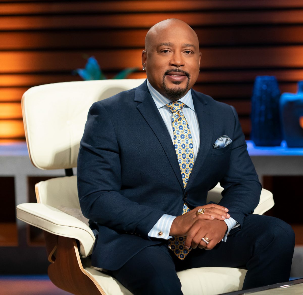 brian_blum1's tweet image. @TheSharkDaymond has a net worth of $350 million, but got his start earning a mere $2 per hour.

His journey is packed with powerful lessons about self belief, growth hacks and how to leverage early wins. 

Here's the wild story 🧵: